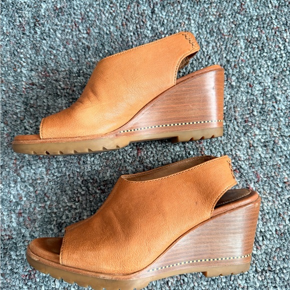Sorel Brown Tan slip on peep toe Classy Wedge Sandals size 8.5 - Picture 1 of 8